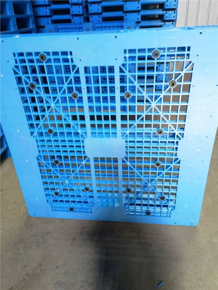Stackable Plastic Pallets angle 4