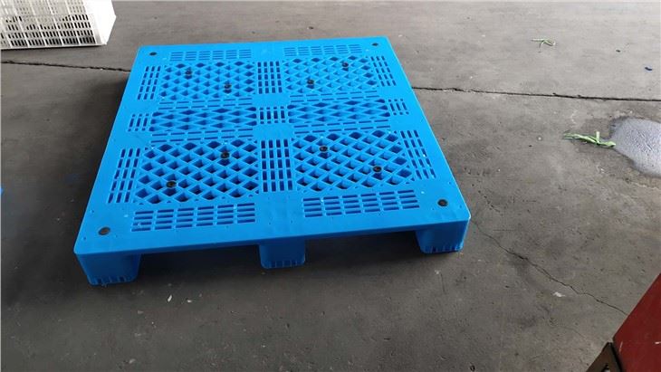 Stackable Plastic Pallets angle 2
